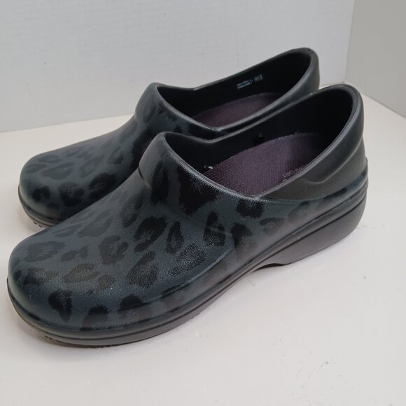 Crocs Women's Animal Print Clog size 8M - Picture 4 of 10